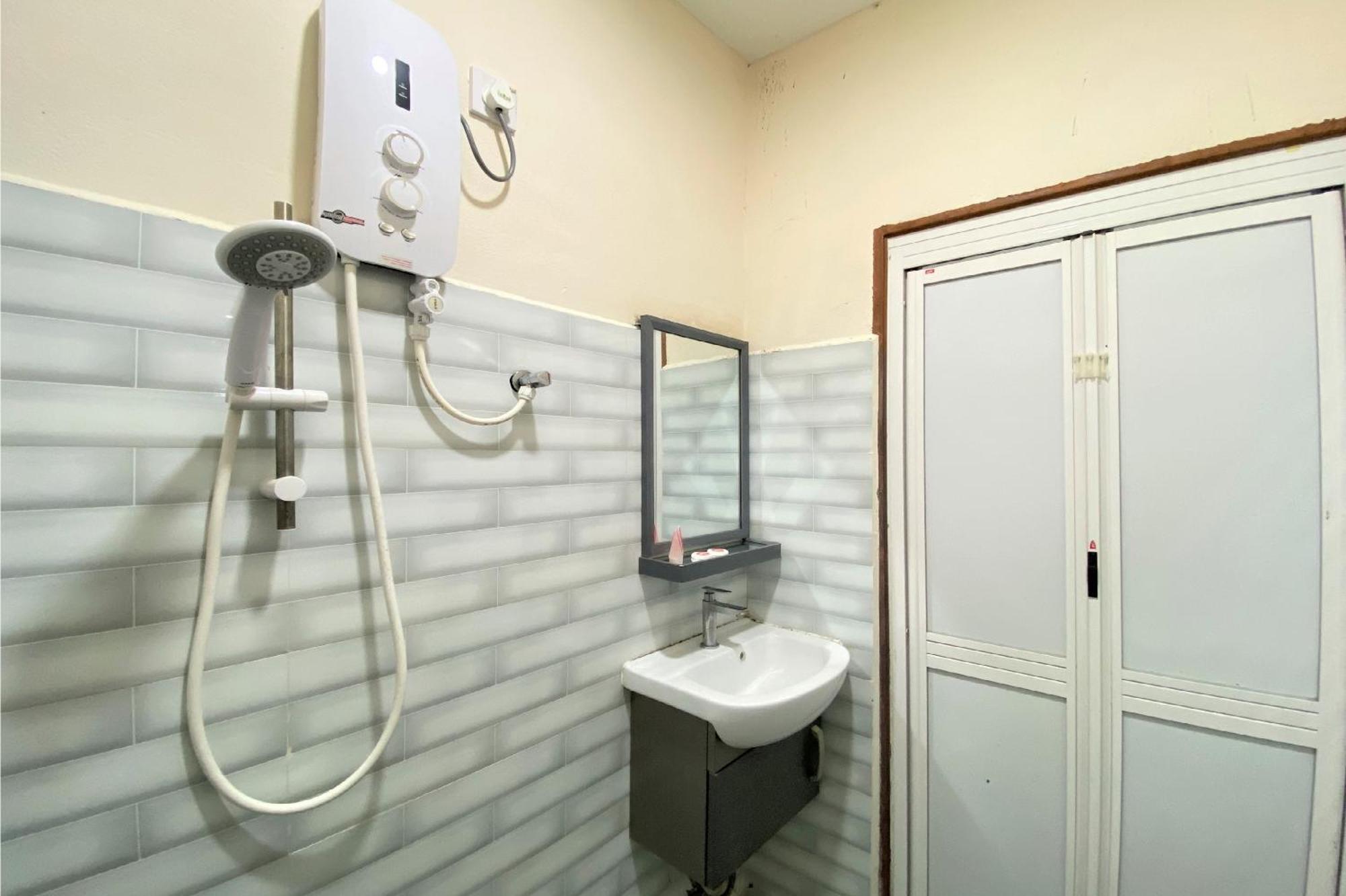 Oyo 90205 Bayu Sintok Motel Changlun Buitenkant foto